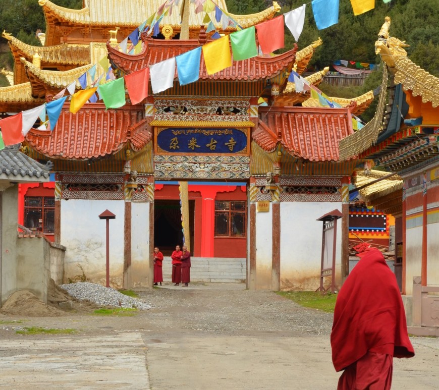 Templo Gami, na região de Aba, Sichuan, China monge budista correndo bandeirinhas