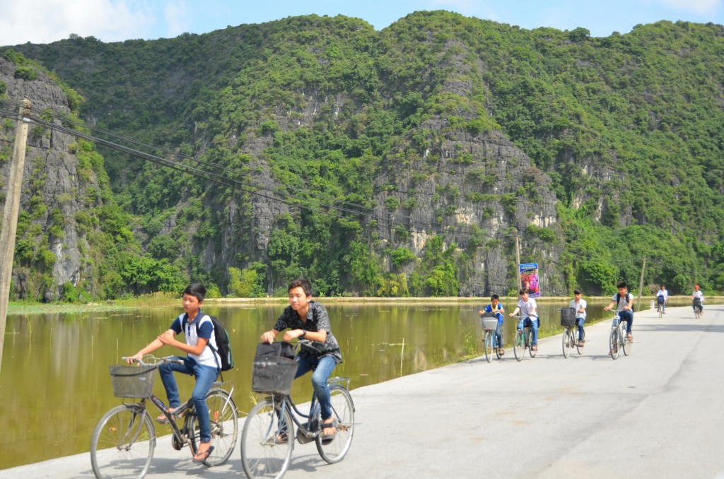 alunos bicicleta ninh binh tam coco campo arroz alagado montanha