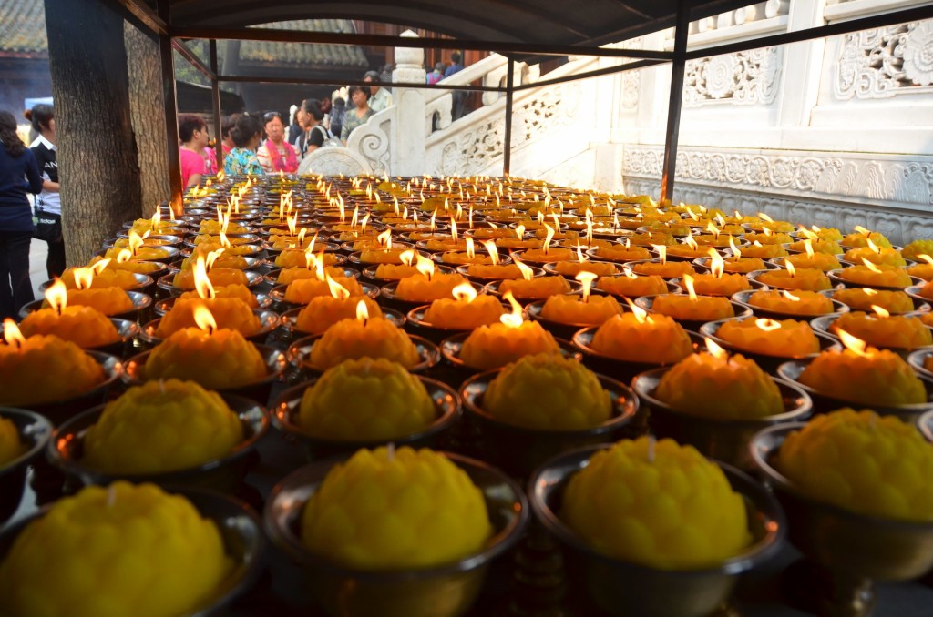 velas acesas cerimônia budista leshan china