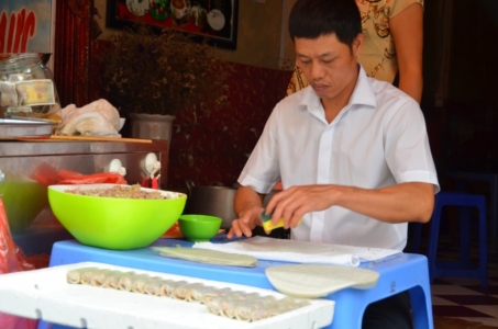 spring roll rolinho primavera comida de rua vendedor vietnam hanoi
