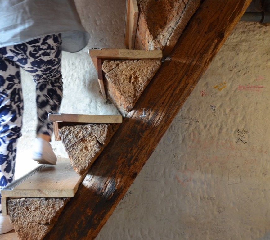 escada, mulher subindo escada, escada estreita, mito da zona de conforto