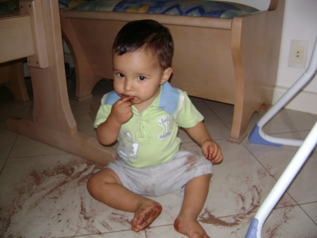 bebê chocolate chão bagunça sujeira bonito