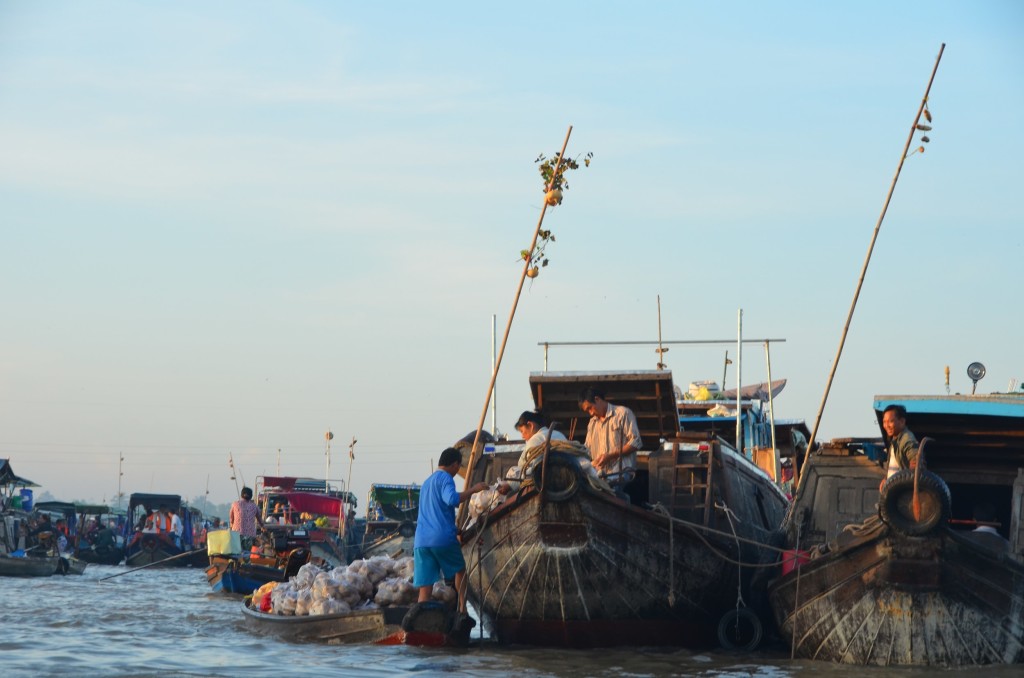 Mercado atacadista flutuante de Can Tho, no Delta do Mekong.