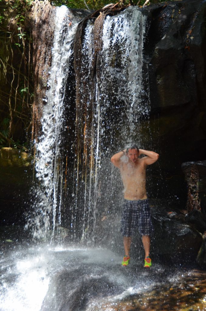 cachoeira, kbal spean, homem, banho, cambodia, camboja, siem reap