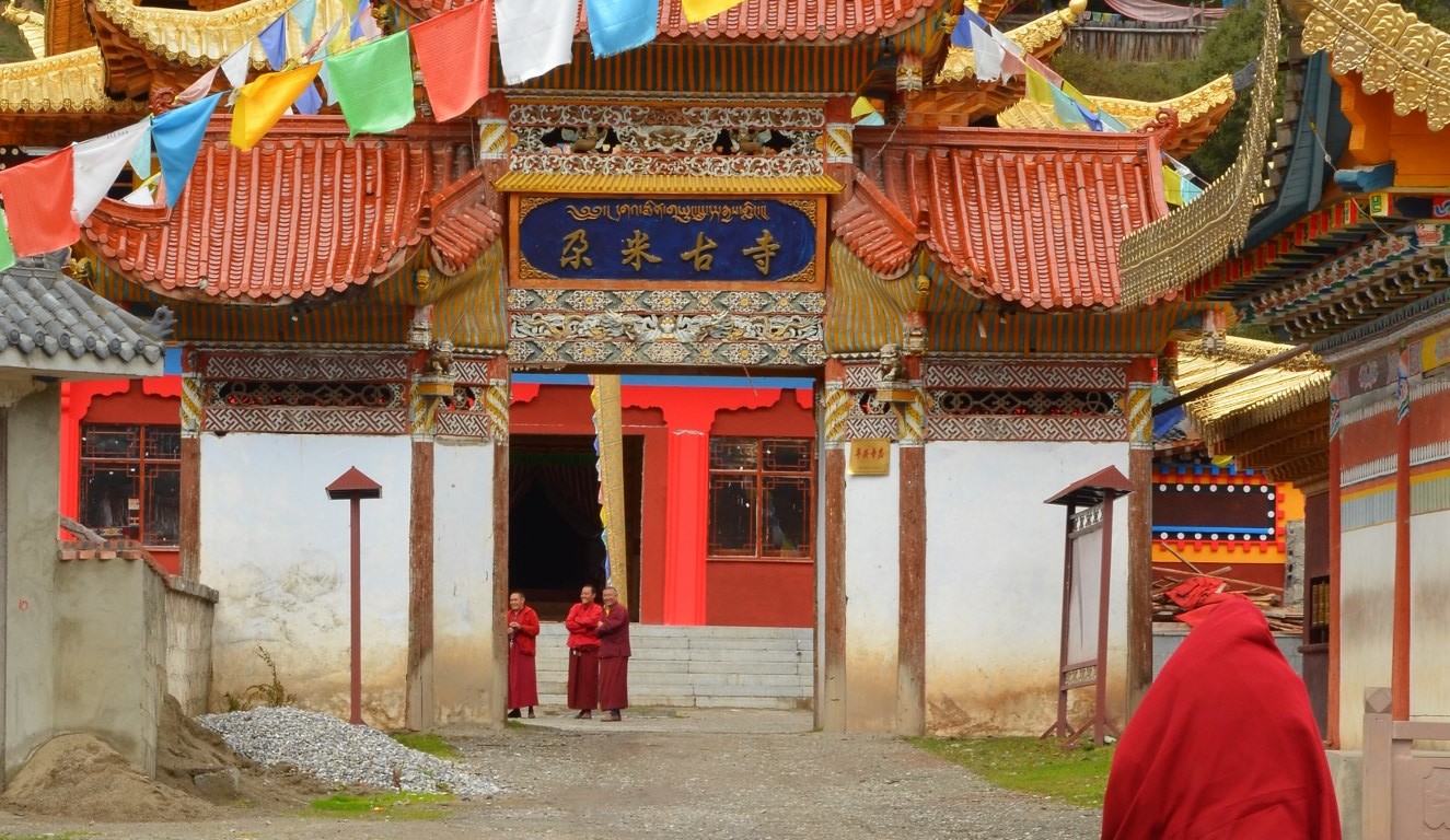 Templo Gami, na região de Aba, Sichuan, China monge budista correndo bandeirinhas