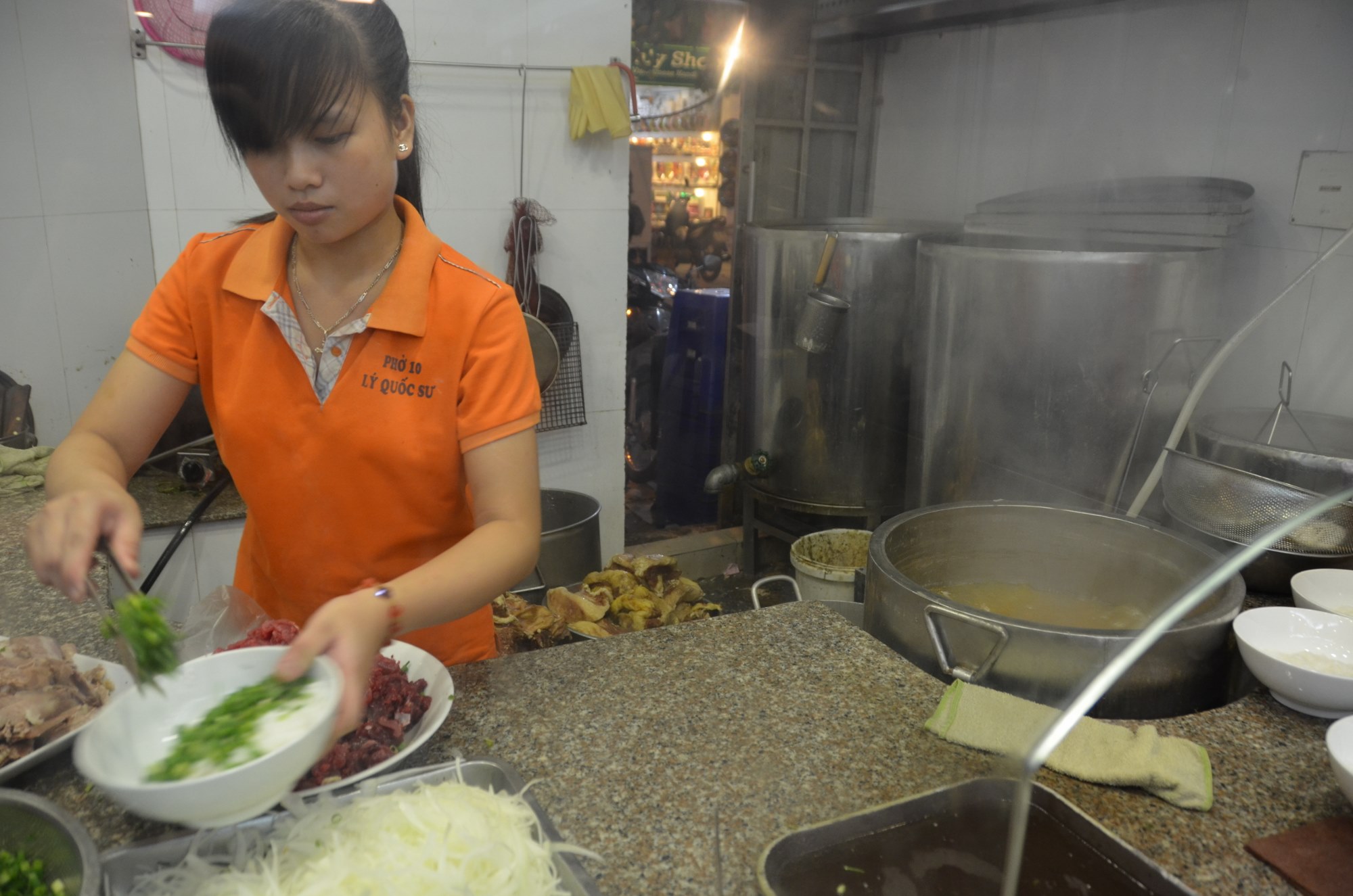 cozinhando pho preparando cozinha hanoi vietnam comida vietnamita
