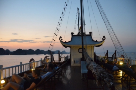 barco halong bay baía mar crepúsculo