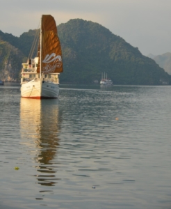 barco vela hasteada halong bay vietnam