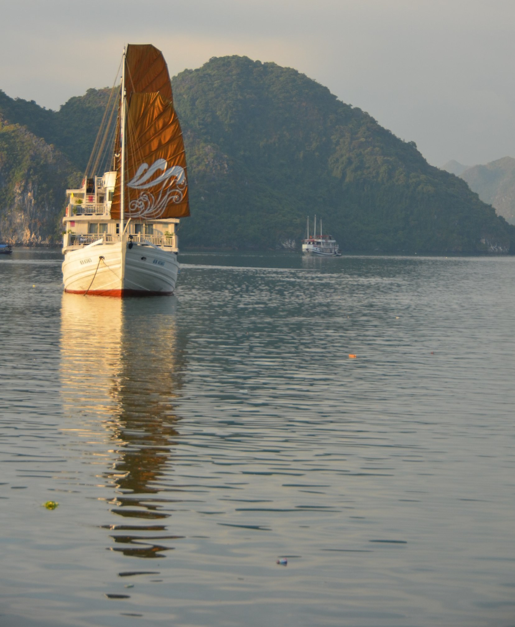 barco vela hasteada halong bay vietnam